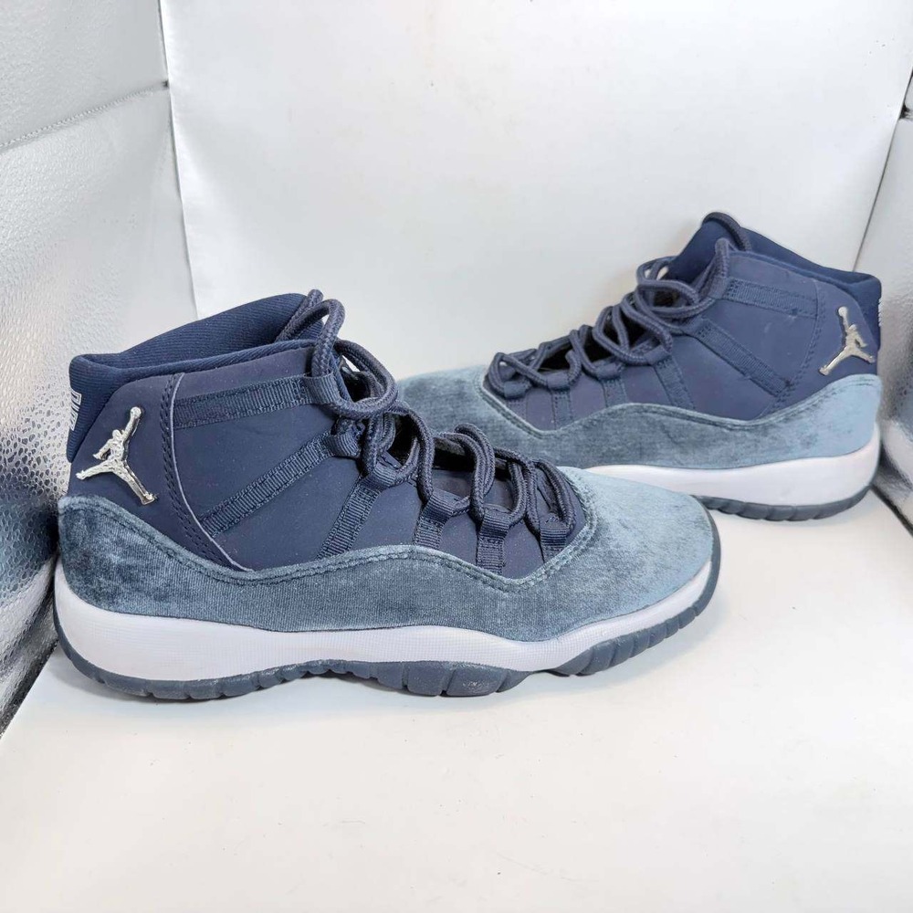 Air Jordan 11 Retro Heiress Midnight Navy Velvet Suede Size 8 136046-017